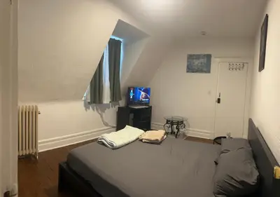a bedroom with a bed and a tv in it at Maison Mae Pillars in Mount Vernon