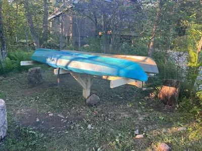 a blue kayak sitting on top of a bench at Little Longbow Lakefront Chalet in Becket