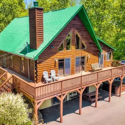 Massive Log Chalet with Hot Tub