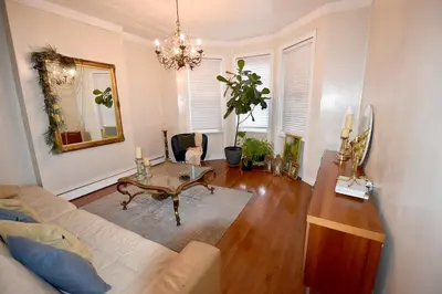 a living room with a couch and a table at Cerca de Nueva York, Confortable in West New York