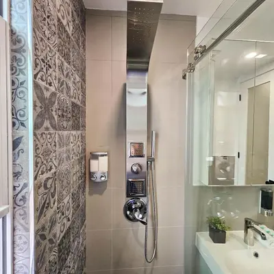 a bathroom with a shower and a sink at Bright Modern 2-bedroom apartment - Prime Astorioa - near subway in Woodside