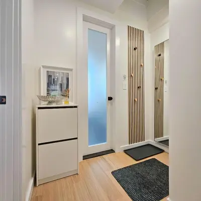 a room with a hallway with a dresser and a door at Bright Modern 2-bedroom apartment - Prime Astorioa - near subway in Woodside