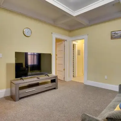 Easy City Commuting! Walkable Newark Duplex