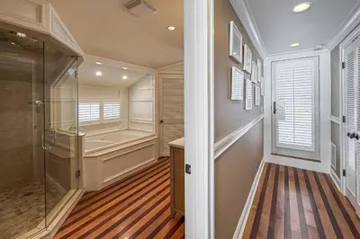 a bathroom with a walk in shower and a walk in shower at Pine Creek Beach House in Fairfield