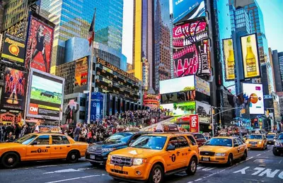 a busy city street filled with taxis and people at 3 Bedroom Apt in LIC, 2 Stops to Manhattan! in Roosevelt Island