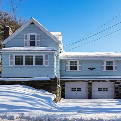 Stratford Family Home Near Forest and Historic Sites