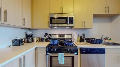 a kitchen with a stove and a microwave at Stylish Home With Free ParkingZA in Stamford