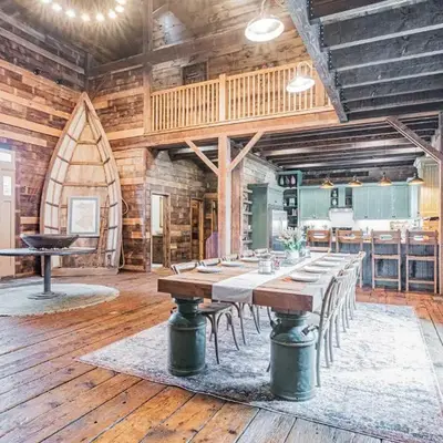 Modern Barn with Hot Tub