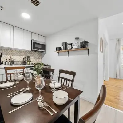 Fast access to NYC - family & group -skyline view