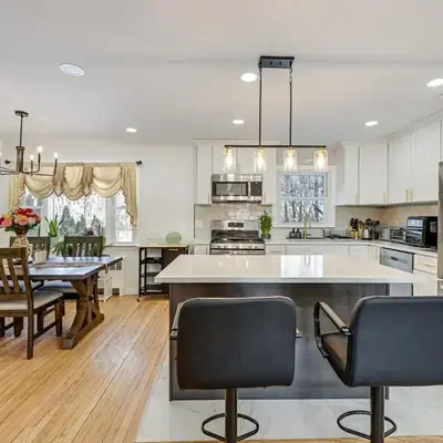 Easy Transit to NYC! Sleek North Shore Hideaway