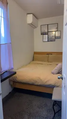 a small bedroom with a bed and a window at \u7ebd\u7ea6\u53d1\u62c9\u76db\u5e72\u51c0\u6574\u6d01\u5b89\u5168\u5c0f\u5355\u95f4 in Flushing