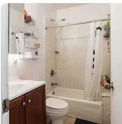 a bathroom with a toilet and a tub and a sink at \u7ebd\u7ea6\u53d1\u62c9\u76db\u5e72\u51c0\u6574\u6d01\u5b89\u5168\u5c0f\u5355\u95f4 in Flushing