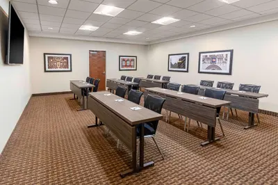 a classroom with desks and chairs in a room at New Haven Hotel in New Haven