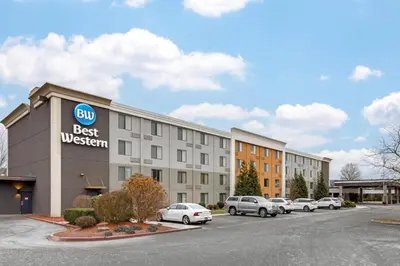 a building with cars parked in a parking lot at Best Western Hunt's Landing Hotel Matamoras Milford in Matamoras