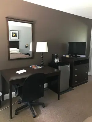 an office with a desk with a mirror and a computer at The Sunview Motel in Tannersville