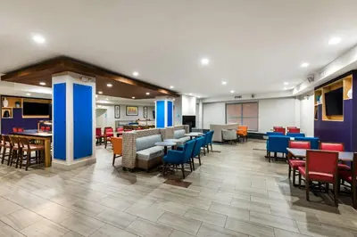 a dining room with tables and chairs in a room at Country Inn & Suites by Radisson, Downtown Albany New York in Albany
