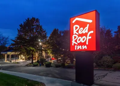 a red and white sign for a red roof inn at Red Roof Inn Meriden - CT in Meriden