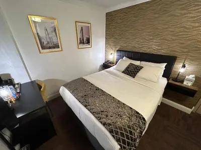 a bedroom with a large bed and a desk and a bed sidx sidx sidx sidx at Hotel Richland LES in New York