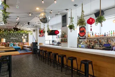 a restaurant with a bar with stools at Sheraton Brooklyn New York in Brooklyn