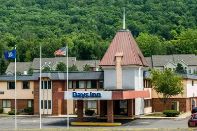 a building with a sign that reads days inn at Days Inn by Wyndham Berlin Meriden in Berlin