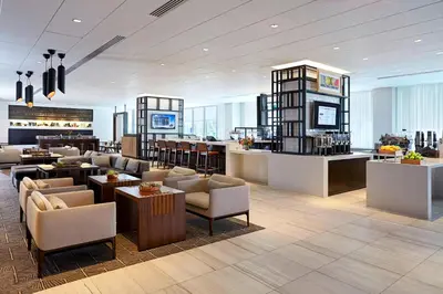 a lobby with aasteryasteryasteryasteryasteryasteryasteryasteryasteryasteryasteryastery at New York Marriott at the Brooklyn Bridge in Brooklyn