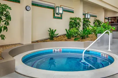a hot tub in the middle of a hotel room at Marriott Park Ridge in Park Ridge