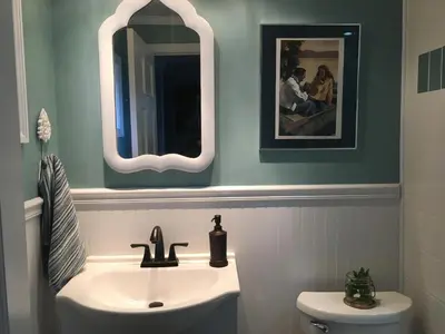 a bathroom with a sink and a mirror at Wind in the Willows Overnight in Jefferson
