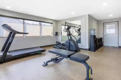 a gym with a treadmill and a elliptical machine in a room at Comfort Inn Edgewater on Hudson River in Edgewater