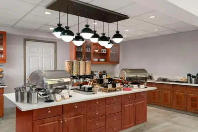 a kitchen with aasteryasteryasteryasteryasteryasteryasteryasteryasteryasteryasteryastery at Homewood Suites by Hilton Hartford South-Glastonbury in Glastonbury