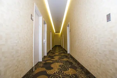 a corridor with a corridore with a tile floor at Pointe Plaza Hotel in Brooklyn