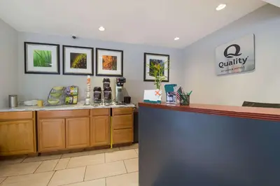 a waiting room with a counter in a restaurant at Quality Inn Great Barrington in Great Barrington
