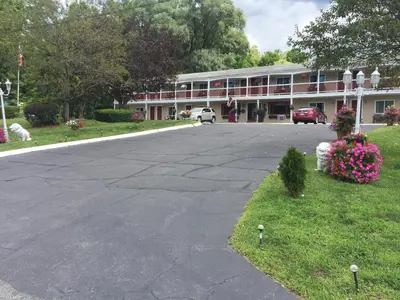 an empty street in front of a building at Cozy Corner Motel in Williamstown