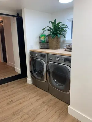 a kitchen with a washer and dryer in a room at Starlite Motel & Suites in Big Indian