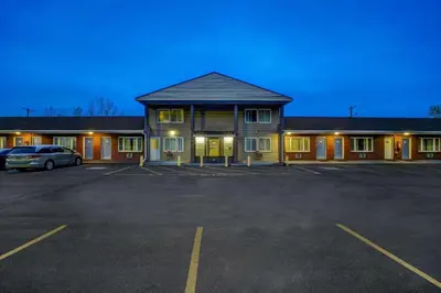 a building with a car parked in a parking lot at Motel 6-Ilion, NY in Ilion