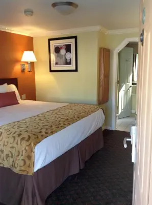a hotel room with a large bed in a room at Cheshire Welcome Inn in Cheshire