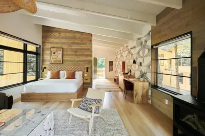a bedroom with a bed and a desk in a room at Woodstock Way Hotel in Woodstock
