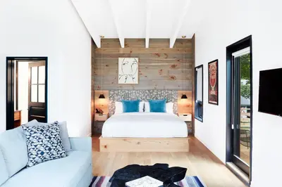a bedroom with a bed and a couch at Woodstock Way Hotel in Woodstock