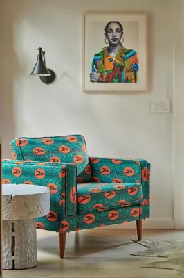 a living room with a green chair and a picture at Woodstock Way Hotel in Woodstock