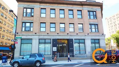 Gallery image of Q4 Hotel and Hostel in Queens