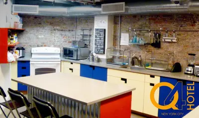Gallery image of Q4 Hotel and Hostel in Queens