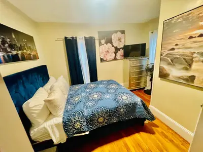 a bedroom with a bed and a tv in it at Fearlessrose vacation Rental 89 in Springfield