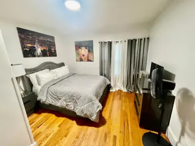 a bedroom with a bed and a flat screen tv at Fearlessrose vacation Rental 89 in Springfield