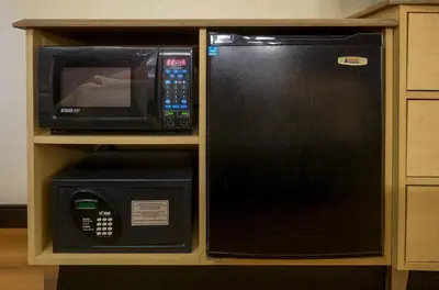 a microwave and a microwave oven in a cabinet at Red Roof Inn Albany Airport in Albany