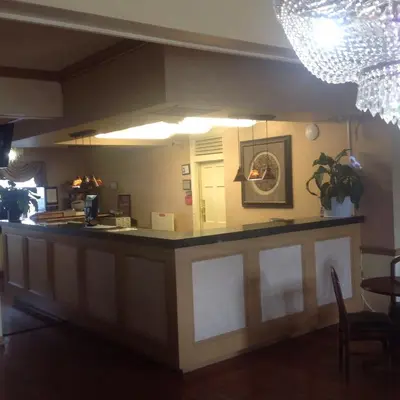 a bar in a restaurant with a counter top at New Haven Inn in New Haven