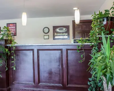 a bar in a restaurant with potted plants at Econo Lodge Newton in Newton