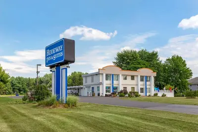a street sign in front of a building at Rodeway Inn & Suites New Paltz - Hudson Valley in New Paltz
