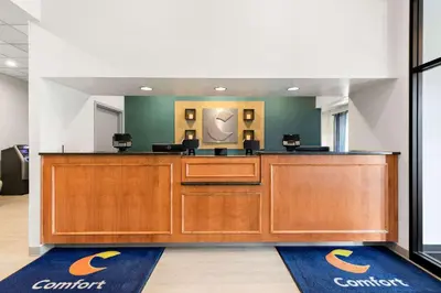 a court room with a reception desk with two blue mats at Comfort Inn Pocono Lakes Region in Lake Ariel