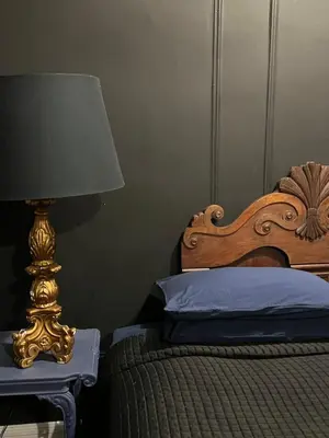 a bedroom with a bed with a lamp on a table at Soul Food 'Mont Morris' in New York