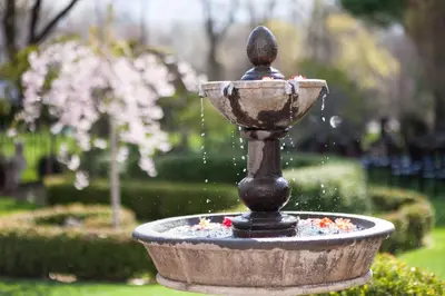 a fountain in the middle of a garden at The Connecticut River Valley Inn Hartford South/Glastonbury in Glastonbury