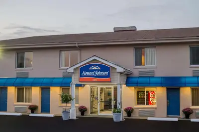 a front view of a hampton inn at Howard Johnson by Wyndham Springfield in Springfield